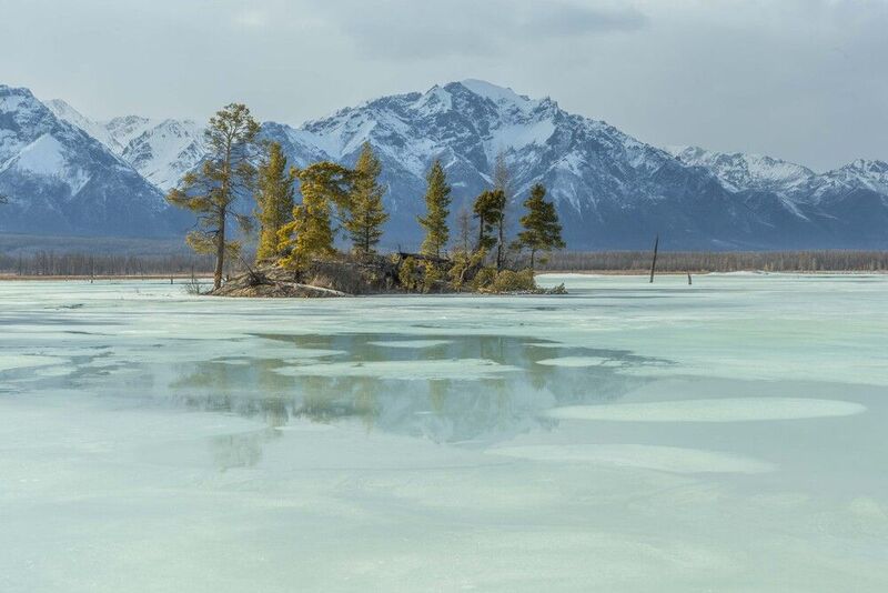 чарские пески, кодарский хребет Одинокий островок в ледяном плену. фото превью