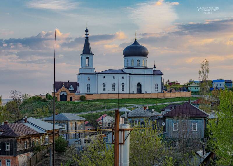 Михайло-Архангельский храм майским утром. фото превью
