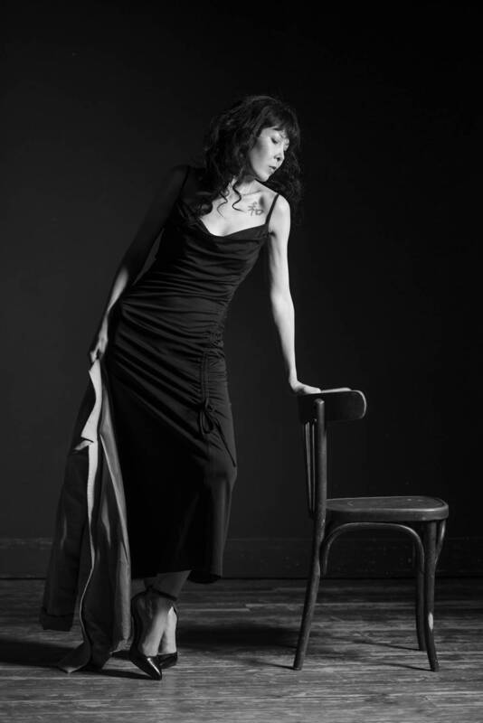 портрет, студийный портрет, модельные тесты, fashion, fashion portrait, модель, женский портрет, позирование, пластика, движение, силуэт, студия, свет, чёрно-белое фото, black and white, editorial, black dress, chair, lemarphoto Живая линия фото превью