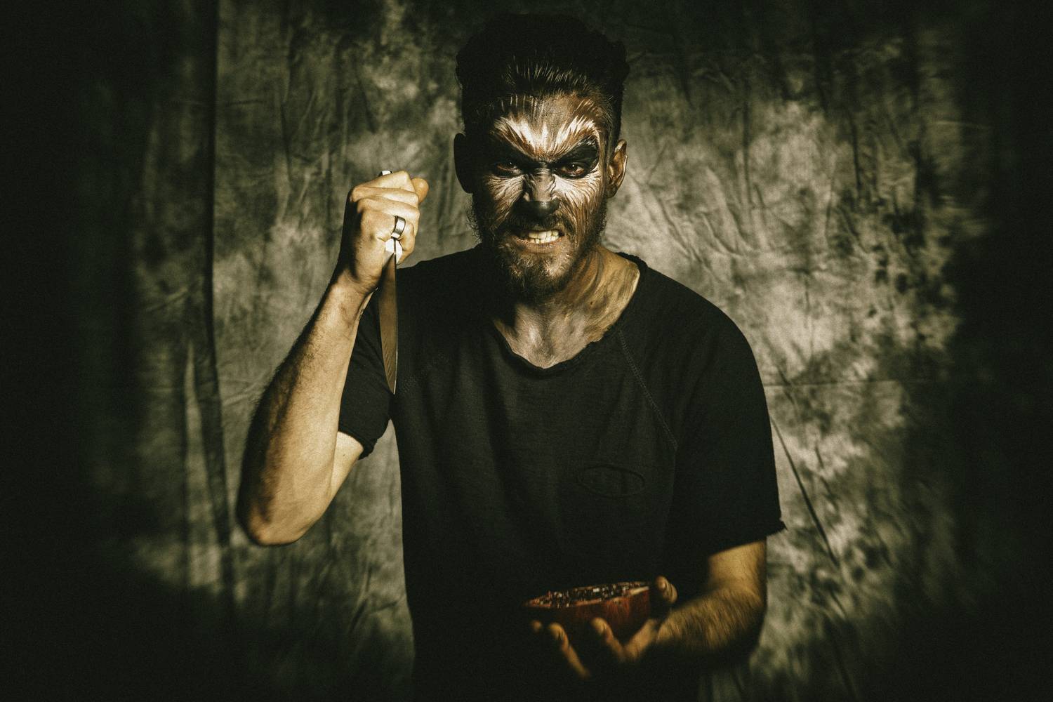 The Ritual of Forgotten Hungers (RakHaYom 33). Автор: Rozman Erik portrait, male, horror, cinematic, dark, character, makeup, facepaint, knife, blade, studio, lowkey, moody, dramatic, conceptual, Rozman Erik