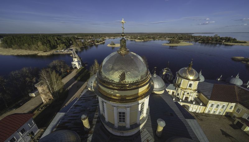 Россия, Тверская область, Осташково, озеро Селигер, монастырь Нило-Столобенская пустынь Классический вид с монастырской колокольни. фото превью