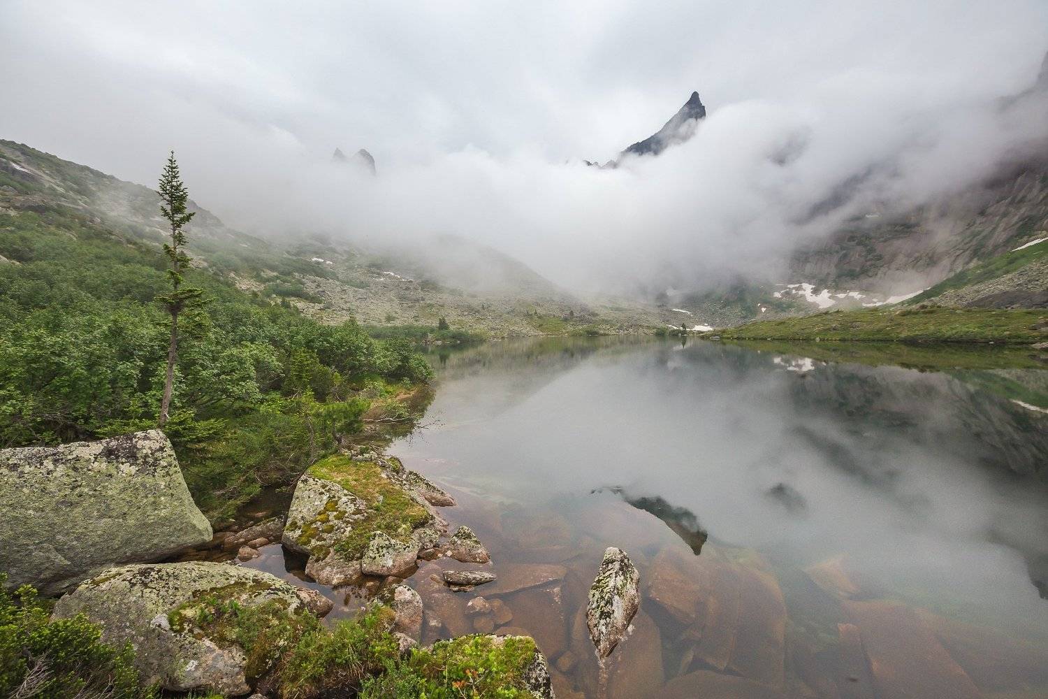 звездный, ергаки, скала, туча, туман, утро, озеро мальчиков, цветные озера, Виктор Зайцев