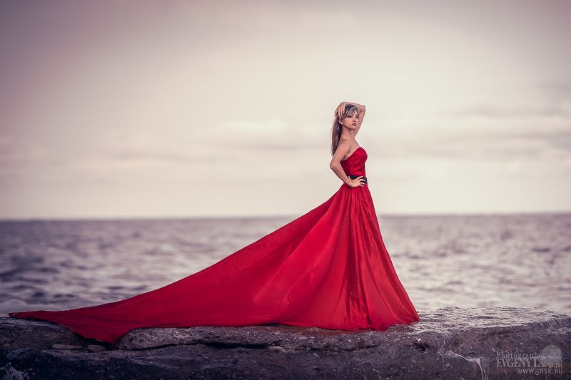 девушка,море,платье Девушка в красном прекрасна!... фото превью