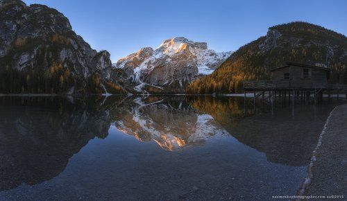 Италия. Доломитовые Альпы. Утро на озере Брайес