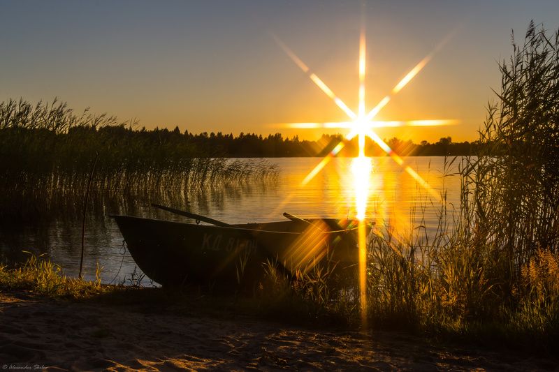закат озеро лодка Золотой закат фото превью