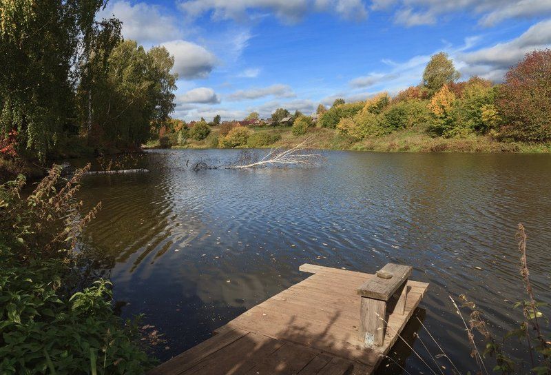 Мостик лавочка лес деревья деревня облака осень краски Мостик с лавочкой фото превью