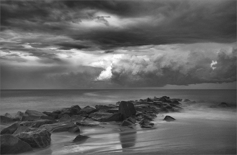 storm sky sea shore stones monochrome Атлантический океан фото превью