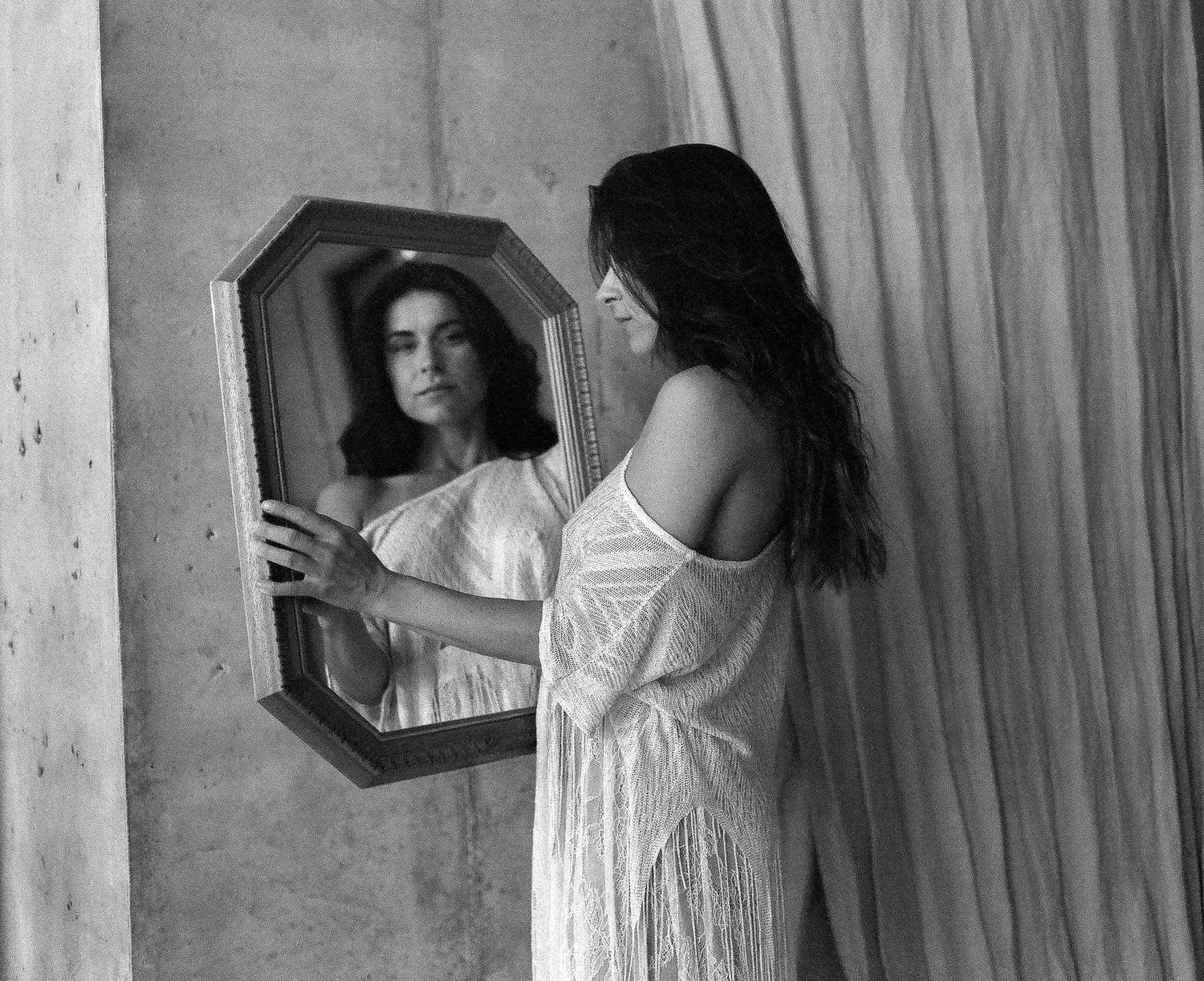 The Mirror Remembers Her Name (IW. 4). Автор: Rozman Erik portrait, woman, mirror, reflection, monochrome, black, white, film, analog, fineart, femininity, beauty, brunette, dress, linen, Rozman Erik