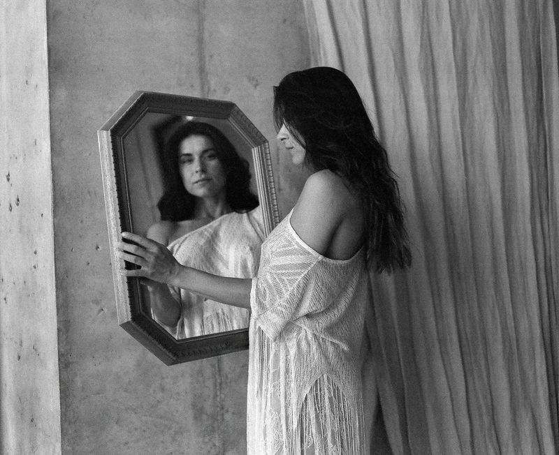 portrait, woman, mirror, reflection, monochrome, black, white, film, analog, fineart, femininity, beauty, brunette, dress, linen The Mirror Remembers Her Name (IW. 4) фото превью