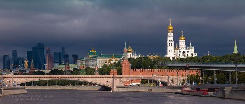 москва, кремль, московский, панорама, столица, башни, колокольня, ивана, великого, свет, контраст, мост, Россия Московский Кремль и дождевая туча. фото превью