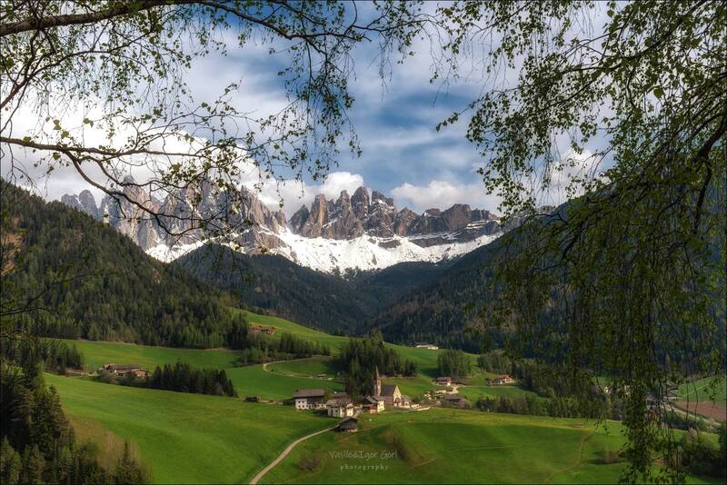 доломитовые альпы, santa maddalena, доломитовые деревня, весна, val di funes, горы, odle, италия, alps, ranui, san giovanni, церквушка, rural, mountain, scenery peak Одле в берёзовой рамке фото превью