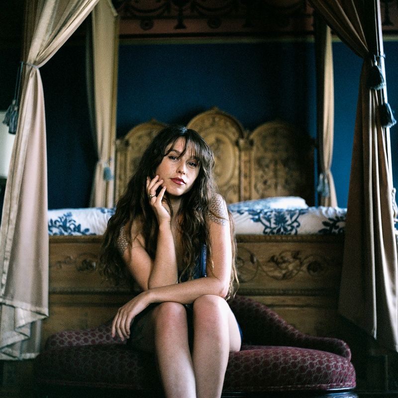portrait, woman, boudoir, baroque, bedroom, blue, ornate, brunette, natural, light, intimate, canopy, bed, carved, wood Chambre Bleue (KH. 51) фото превью