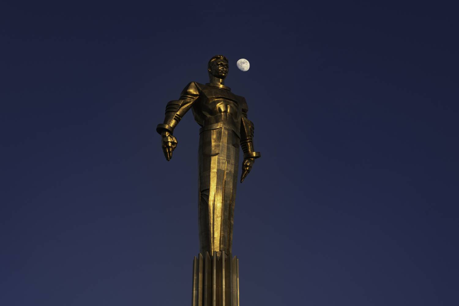 Москва, Площадь Гагарина, памятник Юрию Гагарину, луна, Гаврилов Юрий