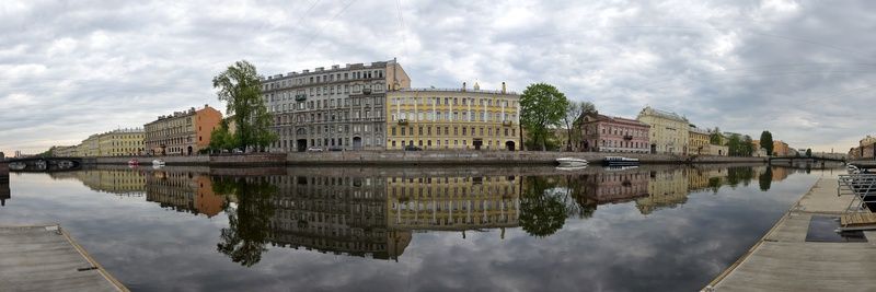 Отражения, город, река, панорама, мобильная_съёмка Утреннее спокойствие реки фото превью