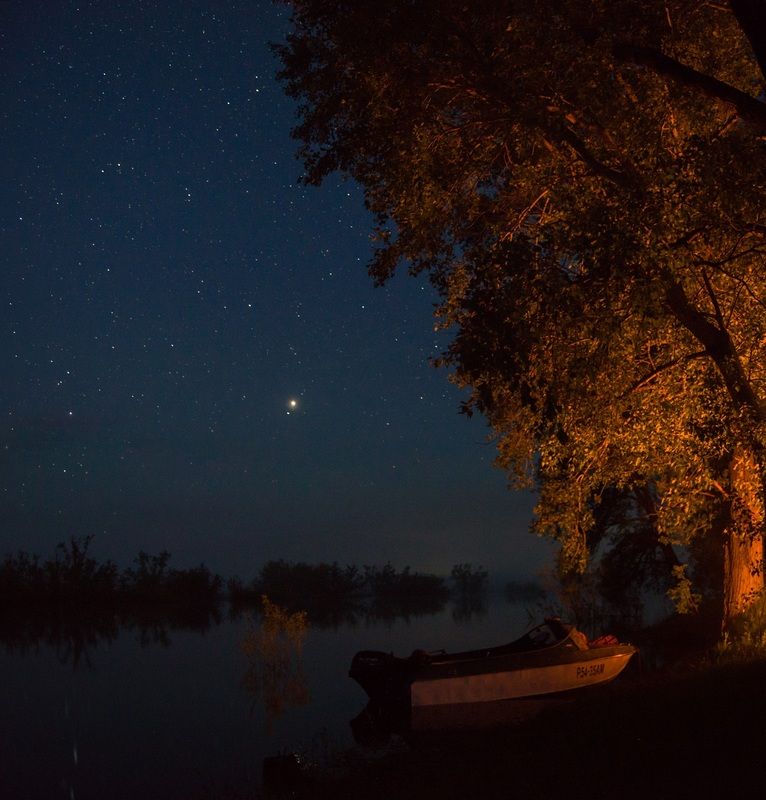 ночь, звёзды, река, лодка, костёр Звёздной ночью у реки фото превью