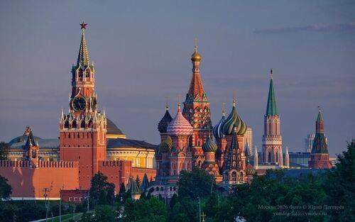 Москва. Покровский собор, Спасская, Никольская и Угловая Арсенальная башни Кремля на рассвете дня.
