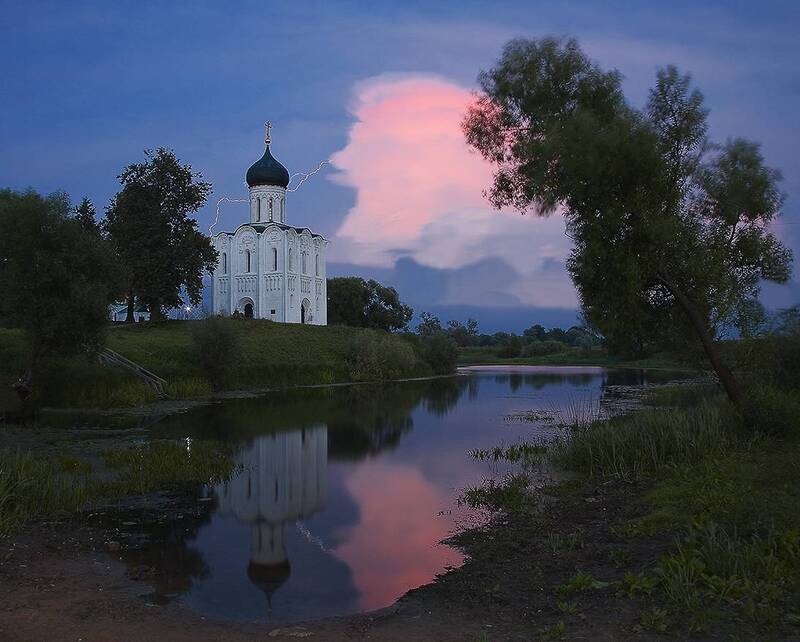 храм покрова на нерли, гроза. Покрова на Нерли. Грозовое рассечение. фото превью