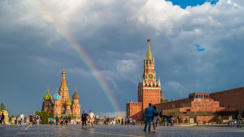 Москва, Красная, площадь, рудуга, Спасская, башня, мавзолей, Покровский, собор, Василия, Блаженного, гроза, облака Радуга над Красной площадью после грозы. фото превью