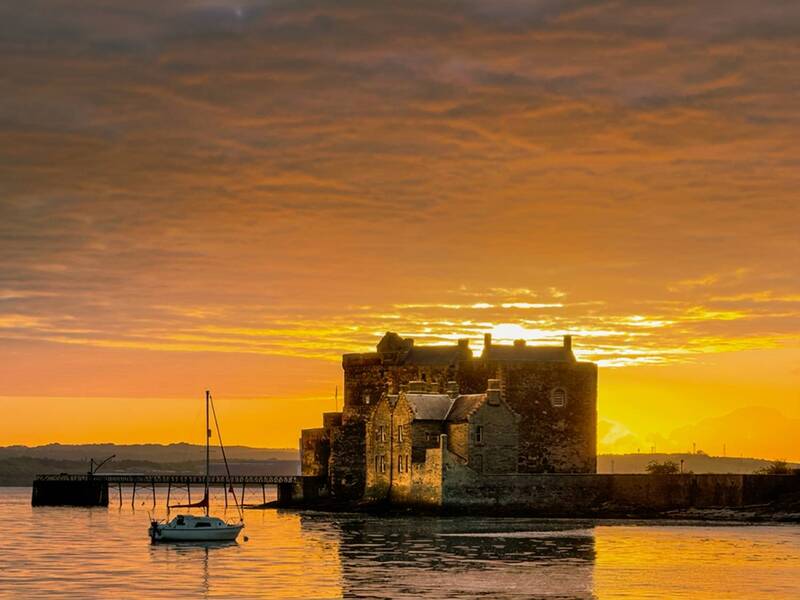 Blackness Castle during sunrise фото превью