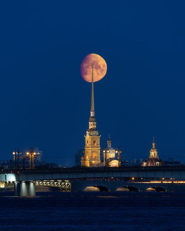 Петропавловский собор, Санкт-Петербург, Луна Петропавловский собор на фоне Луны фото превью