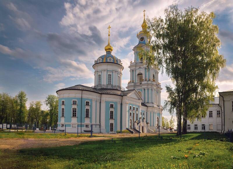 собор, колокольня, берёза, облака В свете майского вечера фото превью