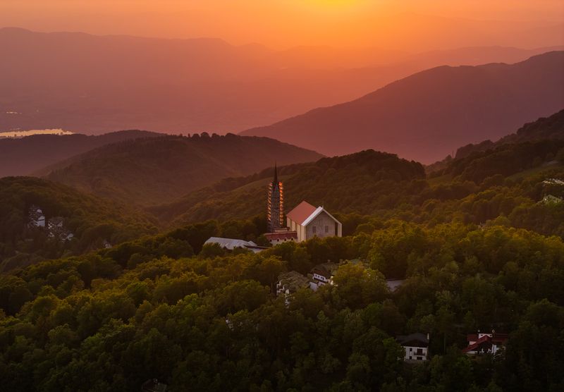 На закате в горах фото превью