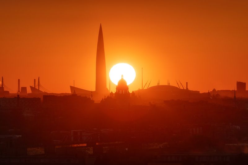 Санкт-Петербург, Исаакиевский собор, Лахта-центр Закат за Исаакиевским собором фото превью