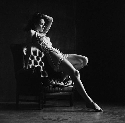 Repose, Noir (Dora M. 6)