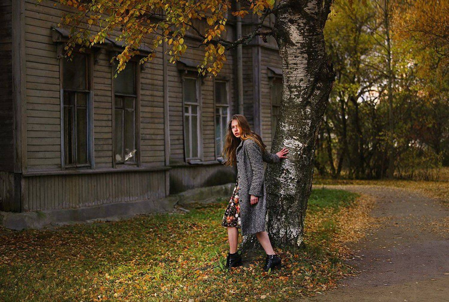 Девушка, портрет, жанр, кот, красивая, осень, листья, цвет, свет, арт, люди, старый дом, кошка, Постонен Екатерина