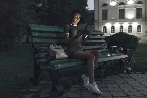 Девушка с книгой