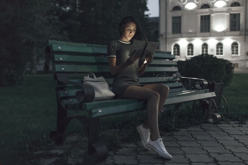 Девушка, город,  Девушка с книгой фото превью