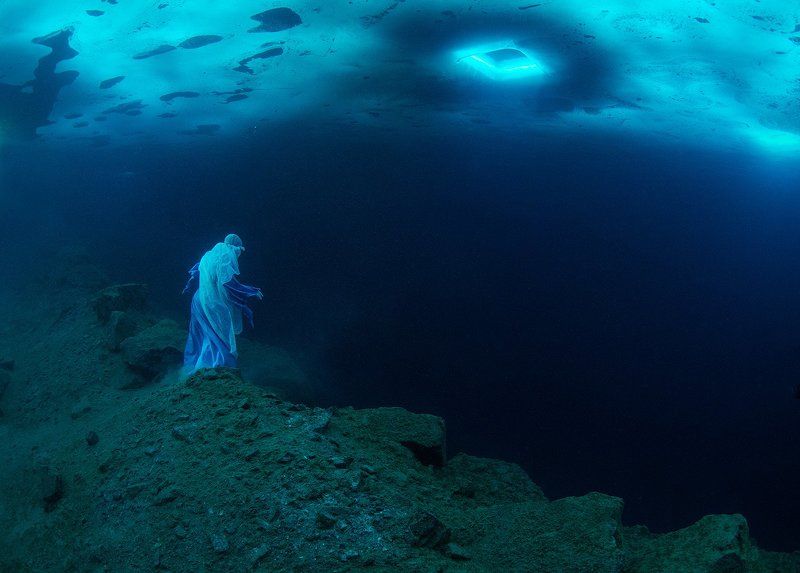 На краю фото превью