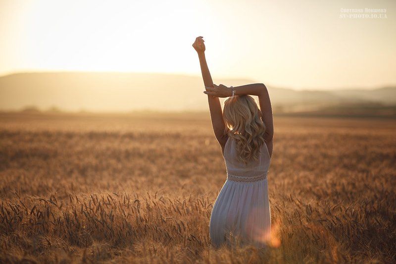 Белое платье, Блондинка, Девушка, Закат, Красота, Крым, Поле, Поле девушка, Пшеница, Светлана Пекшева, Фотограф, Фотосессия пшеничное настроение фото превью