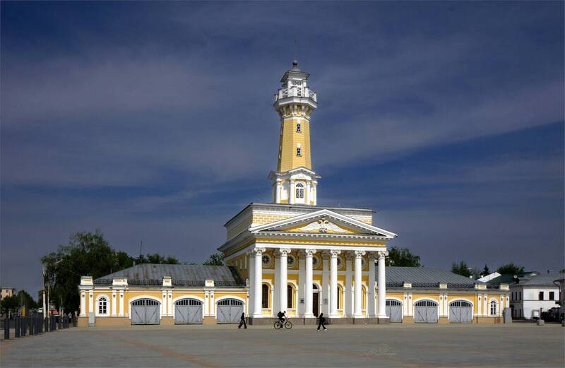 пожаоная, каланча, люди, площадь, облака Прогулки по Костроме фото превью