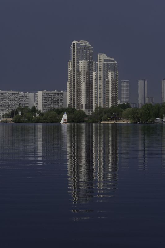 Москва, Строгино, Большой Строгинский затон, яхта Город и его отражение фото превью