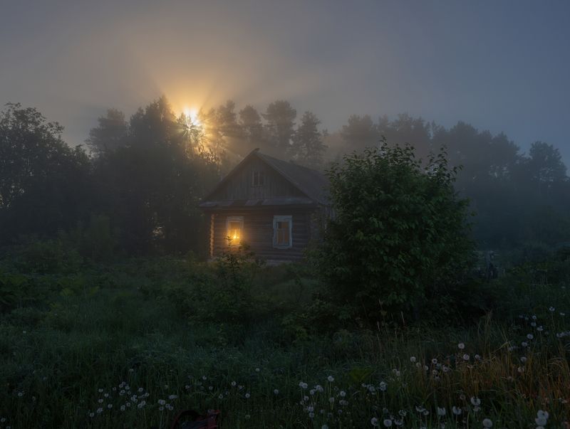 Лунный свет у заброшенного домика фото превью