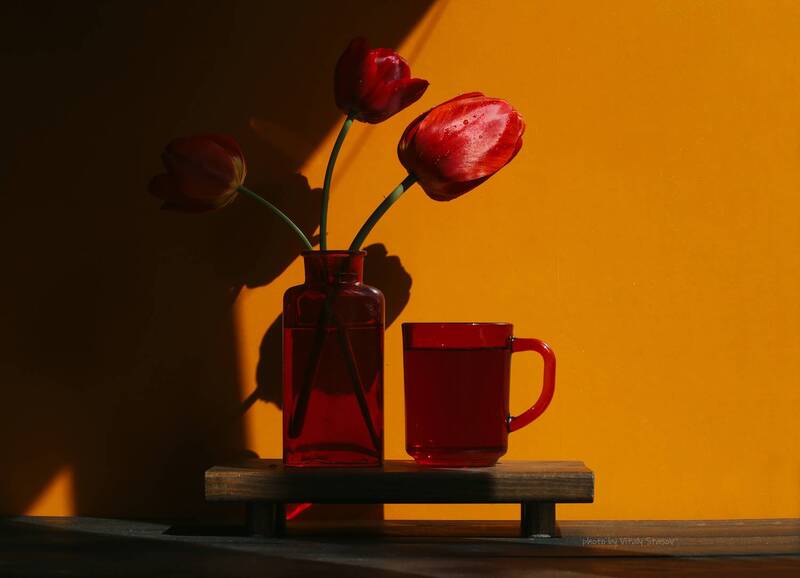 tea, summer, flowers, натюрморт, красное в оранжевом Тюльпаны и чашка чая фото превью