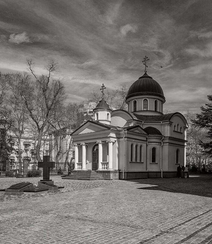 На территории Александро-Невский собора фото превью