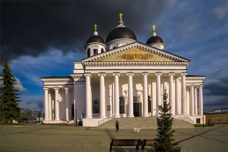собор, туча, человек, собака Кажется дождь собирается... фото превью