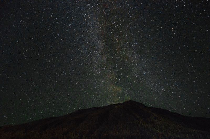 млечный путь, алтай, ночь Космос над алтайскими горами фото превью