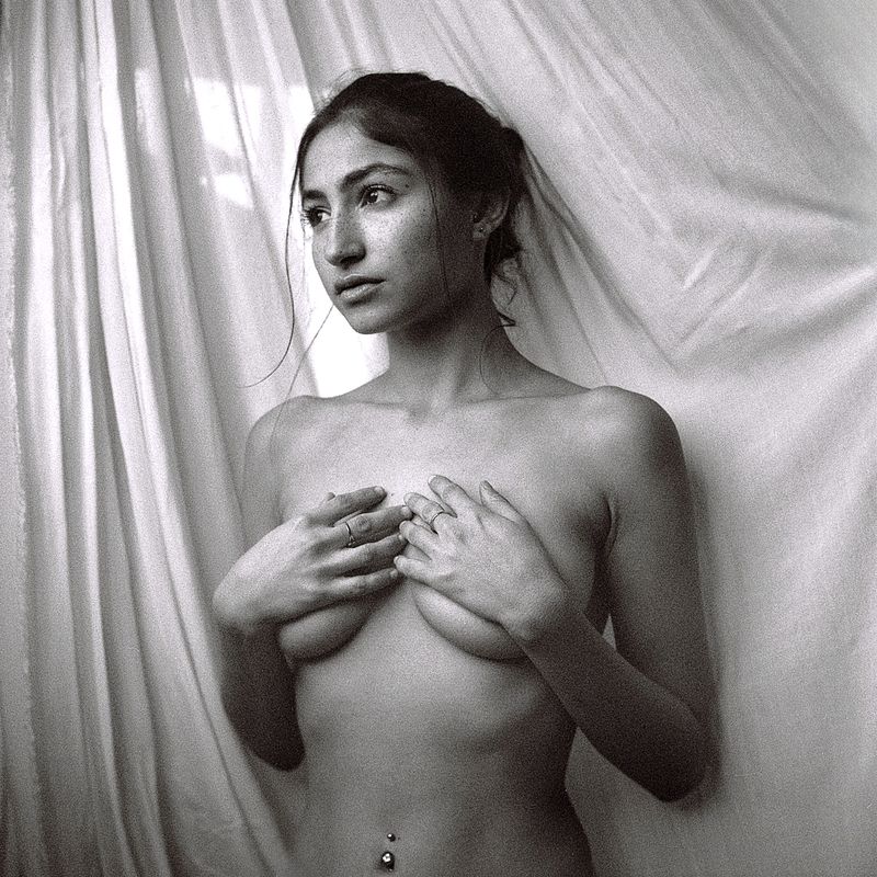 portrait, woman, monochrome, black, white, fineart, nude, artistic, beauty, film, draped, fabric, curtain, feminine, vulnerability Where Vulnerability Becomes Armor (Dana B. 19) фото превью