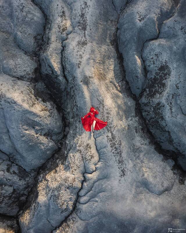 Woman in Red фото превью