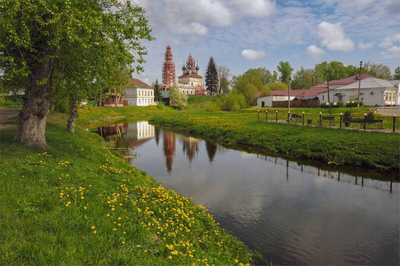 речка, одуванчики, церковь, отражения Провинциальная зарисовка фото превью