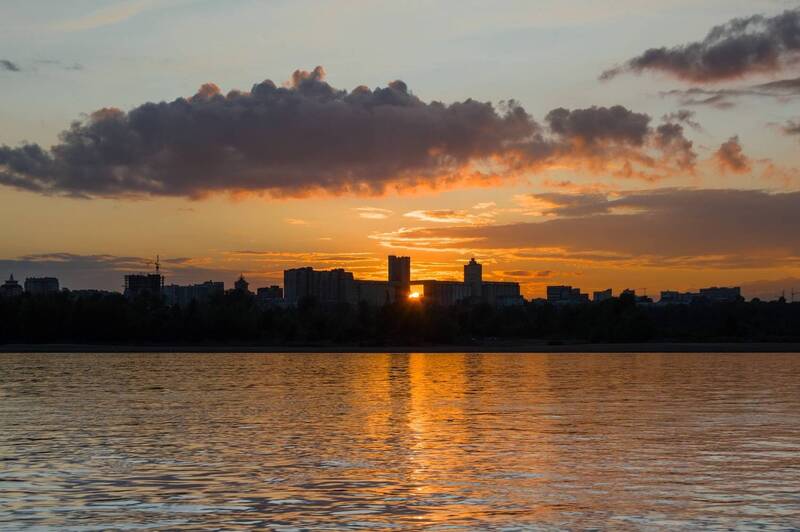 закат, река, город Солнце в арке фото превью