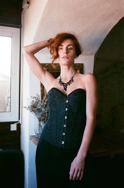 portrait, woman, corset, redhead, fashion, elegant, window, light, natural, indoor, necklace, jewelry, black, lace, copper Corset and Light (IW. 11) фото превью