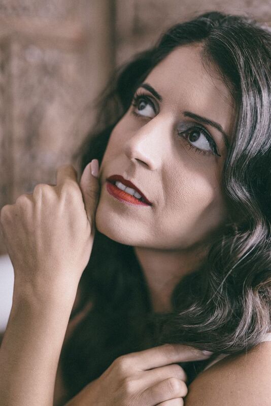 portrait, woman, beauty, gaze, red, lips, curls, brunette, desaturated, selective, color, vintage, retro, glamour, hollywood Gaze in Red (Nirit 2) фото превью