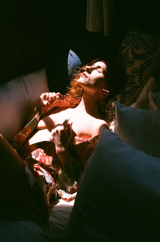portrait, woman, light, shadow, bedroom, morning, sunlight, intimate, warmth, linen, sheets, pillows, rest, sleep, film Sunlit Rest (IW. 6) фото превью