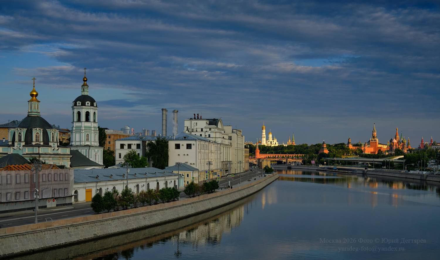 Москва. Луч солнца на Кремле пасмурным утром.. Автор: Юрий Дегтярев Москва, Кремль, Московский, церковь, река, тучи, солнце, Юрий Дегтярев