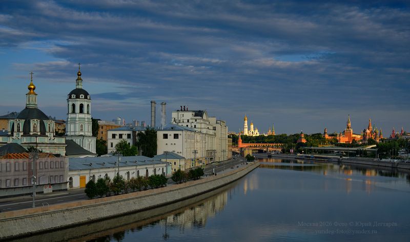 Москва, Кремль, Московский, церковь, река, тучи, солнце Москва. Луч солнца на Кремле пасмурным утром. фото превью