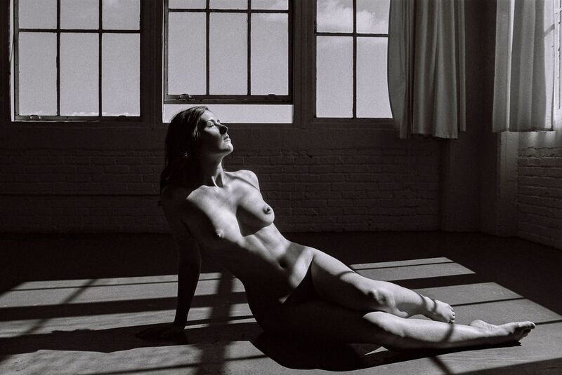 nude, fineart, monochrome, black, white, woman, figure, light, shadow, window, natural, contrast, body, reclining, artistic Bathed in Light (Sienna 50) фото превью